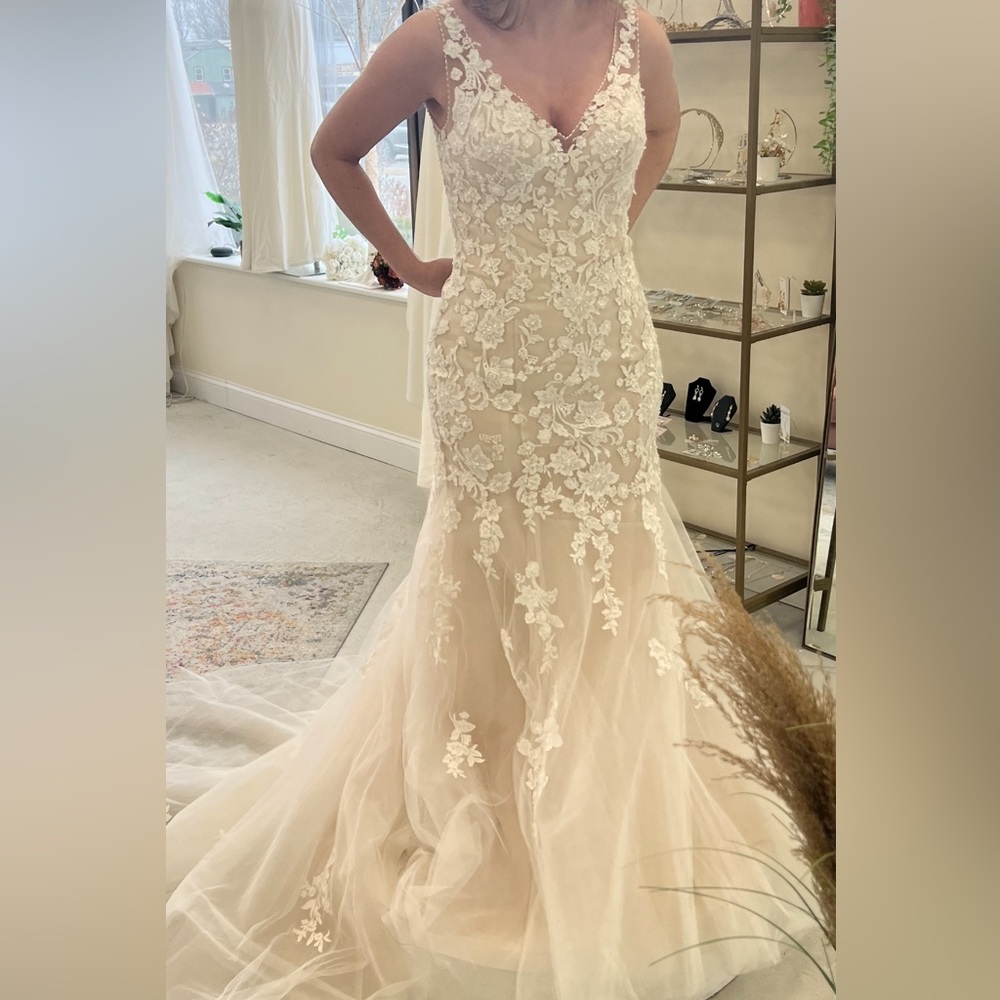 Mermaid/fit and flare wedding dress